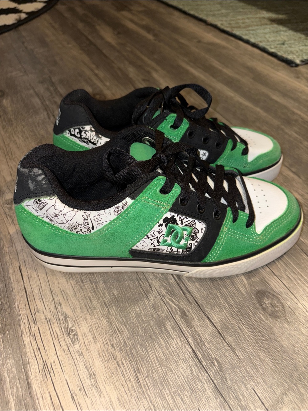 DC MENS SKATE SHOES. Rare pair - size 6.5 men